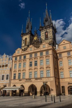 PRAG, CZECHIA - 27 Nisan 2020: Çek Cumhuriyeti 'nin Prag kentinde Tyn' den önce Meryem Ana Kilisesi ile Eski Kasaba meydanındaki binalar