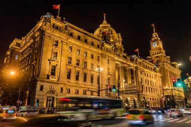 SHANGHAI, ÇİN - 24 Ekim 2019: Eski HSBC Binası ve Çin 'deki The Bund, Çin' deki Gümrük Evi 'nin gece görüşü