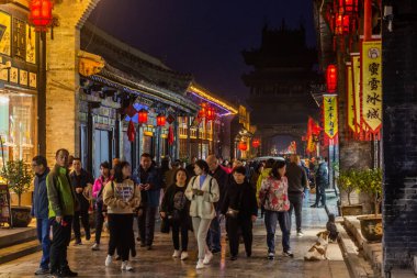 PINGYAO, ÇİN - 21 Ekim 2019: Pingayo Antik Kenti, Çin 'deki kaldırımlı bir caddenin akşam manzarası