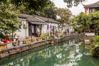 SUZHOU, ÇİN - 26 Ekim 2019: Su kanalı Suzhou, Jiangsu, Çin