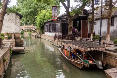 LUZHI, Çin - 27 Ekim 2019: Luzhi su kasabasındaki Kanal, Jiangsu, Çin