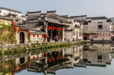 HONGCUN, ÇİN - 29 Ekim 2019: Anhui, Çin 'deki Hongcun köyündeki ay göleti
