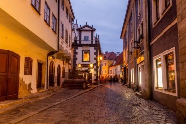 CESKY KRUMLOV, CZECHIA - 5 Ağustos 2020: Çek Cumhuriyeti Cesky Krumlov 'da kaldırımlı bir caddenin akşam manzarası