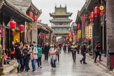 PINGYAO, ÇİN - 20 EKİM 2019: Pingayo Antik Kenti, Çin 'deki bir kapıdan geçerek