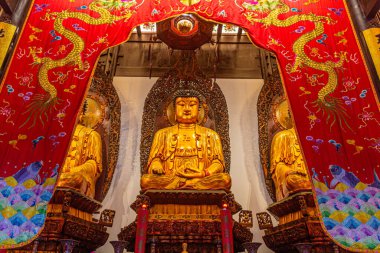ŞANGHAI, ÇİN - 24 EKİM 2019: Çin, Şangay 'daki Yeşim Buda Tapınağı' nın üç altın Buda 'sı