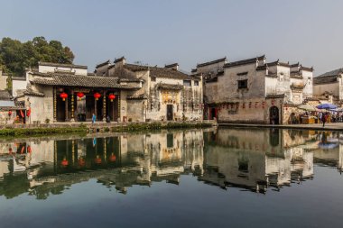 HONGCUN, ÇİN - 29 Ekim 2019: Anhui, Çin 'deki Hongcun köyündeki ay göleti