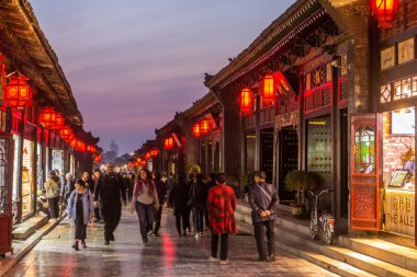 PINGYAO, ÇİN - 21 Ekim 2019: Pingayo Antik Kenti, Çin 'deki kaldırımlı bir caddenin akşam manzarası