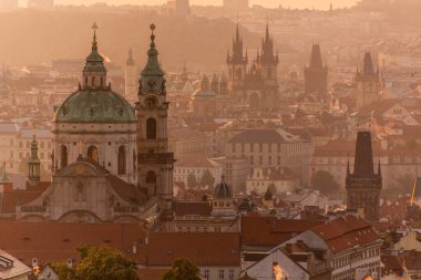 Sabah erken saatlerde Çek Cumhuriyeti 'nin St. Nicholas Kilisesi ile Prag' ın hava manzarası