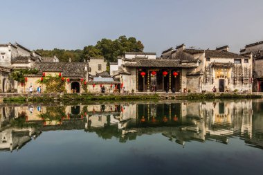 HONGCUN, ÇİN - 29 Ekim 2019: Anhui, Çin 'deki Hongcun köyündeki ay göleti