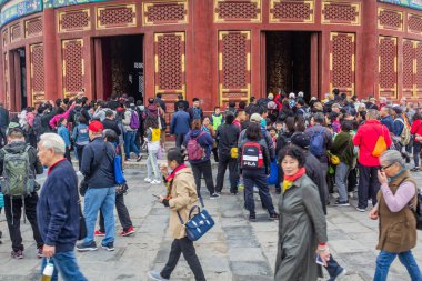 BEIJING, ÇİN - 19 Ekim 2019: Pekin, Çin 'deki Cennet Tapınağı' nı ziyaret eden kalabalık