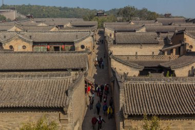 LINGSHI COUNTY, ÇİN - 21 Ekim 2019: Lingshi County, Çin 'deki Wang Aile Avlusu' ndaki Hongmen Şatosu 'nun çatıları