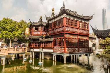 SHANGHAI, ÇİN - 24 Ekim 2019: Şangay, Çin 'deki Yuyuan Garden' da Yuyuan Gölü ortasındaki Pavilion Çay Evi