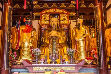 SHANGHAI, ÇİN - 24 Ekim 2019: Çin 'in eski Şangay kentindeki Şehir Tanrısı Tapınağı' nda heykeller