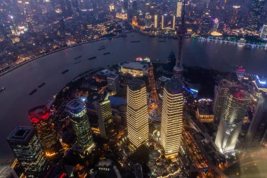 Çin 'deki Huangpu nehri ile Şangay' daki gökdelenlerin akşam manzarası