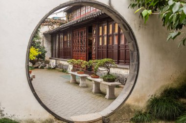 Çin 'in Jiangsu eyaleti Suzhou' daki Nets Garden 'ın Ay Kapısı