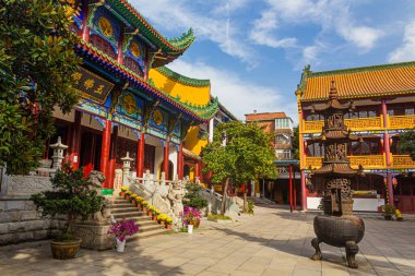 WUHAN, ÇİN - 31 Ekim 2019 Wuhan, Çin 'deki Baotong Tapınağı