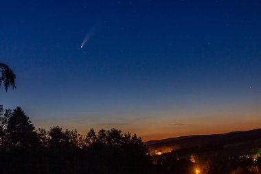 C / 2020 F3 Neowise kuyruklu yıldızı ile manzara resmi