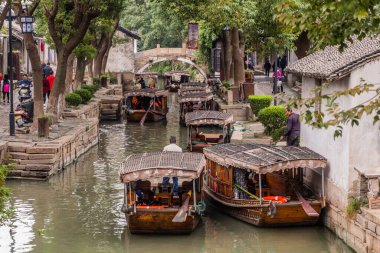 LUZHI, Çin - 27 Ekim 2019: Luzhi su kasabasındaki Kanal, Jiangsu, Çin