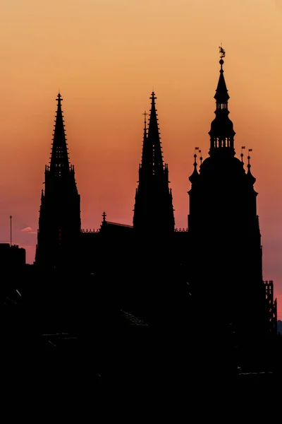 チェコ共和国プラハの聖ヴィート大聖堂のシルエットの早朝ビュー — ストック写真