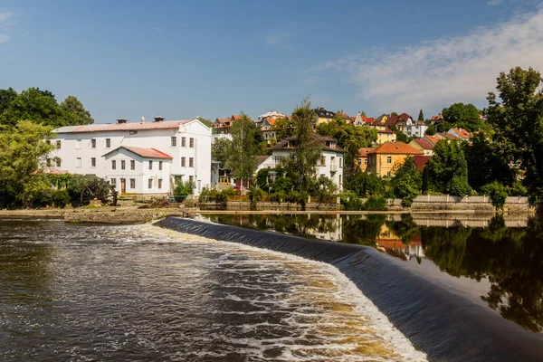 チェコ共和国タボル市にある旧工場のあるルズニーな川で着用してください — ストック写真
