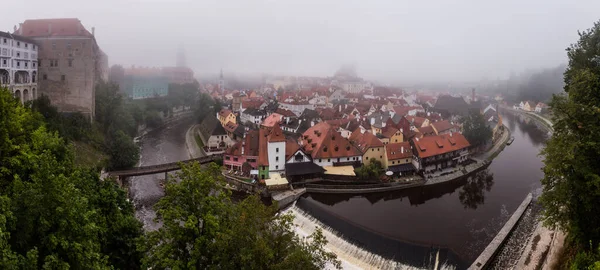 Çek Cumhuriyeti Cesky Krumlov Daki Vltava Nehrinin Sabah Sisli Manzarası — Stok fotoğraf