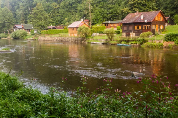 Çek Cumhuriyeti Luznice Nehri Boyunca Kırsal Tatil Kulübeleri — Stok fotoğraf