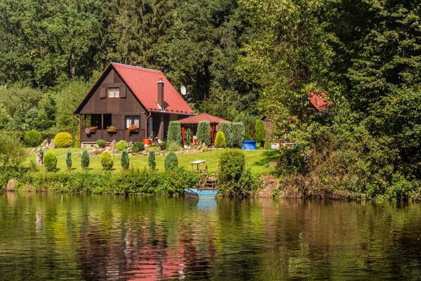 Αγροτικές Καμπίνες Κοντά Στον Ποταμό Luznice Τσεχική Δημοκρατία — Φωτογραφία Αρχείου