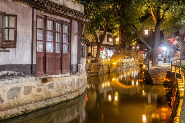 江苏省陆志市一条运河的夜景 — 图库照片
