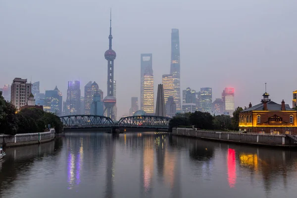 Rascacielos Pudong Detrás Del Histórico Puente Waibaidu Shanghai China — Foto de Stock