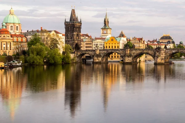 Prag Daki Eski Şehir Silueti Charles Köprüsü Çek Cumhuriyeti — Stok fotoğraf