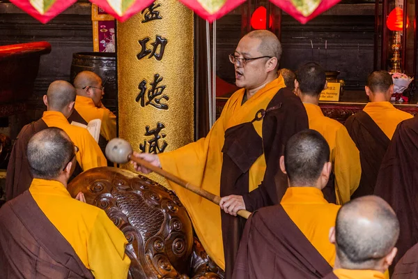 Shanghai China Oktober 2019 Boeddhistische Monniken Bidden Jade Boeddha Tempel — Stockfoto