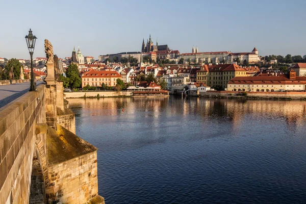 Prag Çek Cumhuriyeti Ndeki Charles Köprüsü Nden Prag Kalesi Manzarası — Stok fotoğraf