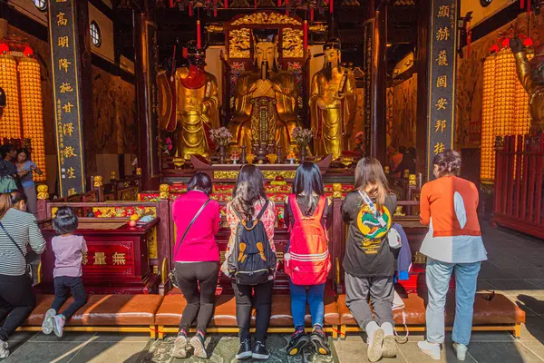 Shanghai China Oktober 2019 Menschen Beten Tempel Des Stadtgottes Der — Stockfoto