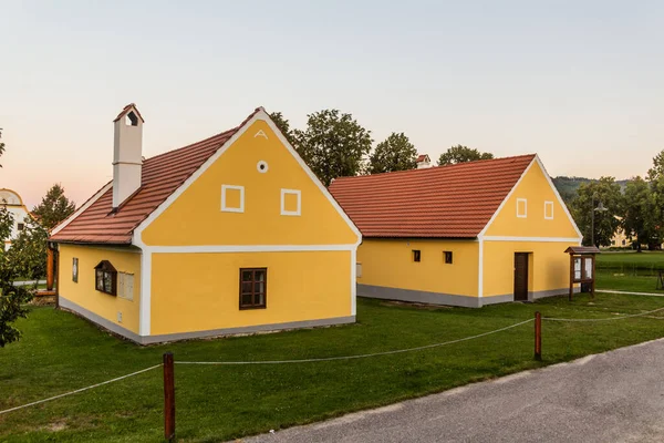 Παραδοσιακά Σπίτια Του Αγροτικού Μπαρόκ Στυλ Στο Χωριό Holasovice Τσεχική — Φωτογραφία Αρχείου