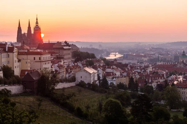 Kora Reggeli Kilátás Szent Vitus Katedrálisra Kisebb Oldalra Prágában Csehországban — Stock Fotó