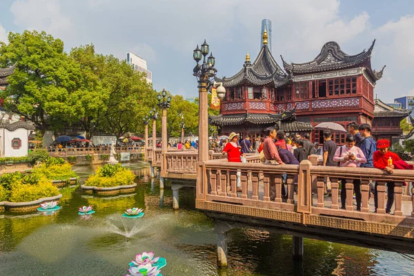 中国上海 2019年10月24日 中国上海余元花园的九弯 桥和中湖茶馆 — 图库照片