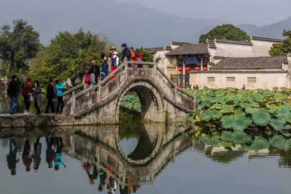 Hongcun Čína Října 2019 Lidé Přejíždějí Most Přes Jižní Jezero — Stock fotografie