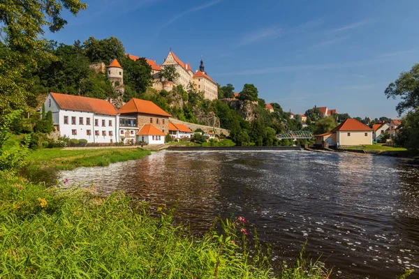 チェコ共和国ベシネ町とルズニェ川の眺め — ストック写真