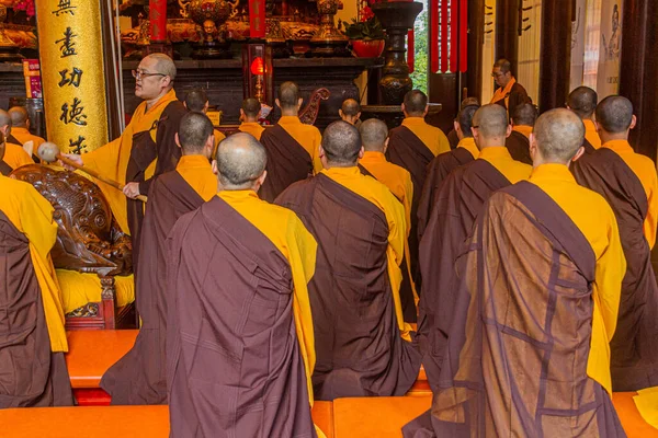 Szanghaj China Październik Października 2019 Buddyjscy Mnisi Modlący Się Świątyni — Zdjęcie stockowe