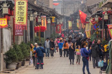 PINGYAO, ÇİN - 20 Ekim 2019: Pingayo Antik Kenti sokaklarında kalabalık