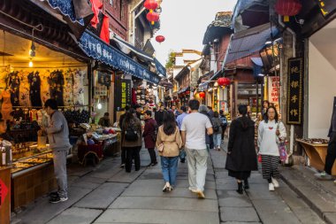 TUNXI, Çin - 28 Ekim 2019: Tunxi şehrindeki Old Street (Lao Jie) halkı, Çin
