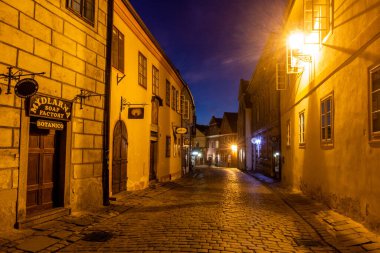 CESKY KRUMLOV, CZECHIA - 6 AĞUSTOS 2020: Çek Cumhuriyeti 'nin Cesky Krumlov kentindeki kaldırımlı bir caddenin akşam manzarası