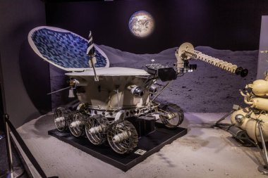 PRAG, CZECHIA - 10 Temmuz 2020: Çek Cumhuriyeti 'nin Prag kentindeki Cosmos Discovery Space Exhibition' da Lunokhod ay gezgini