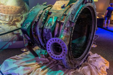 PRAG, CZECHIA - 10 Temmuz 2020: Çek Cumhuriyeti 'nin Prag kentindeki Cosmos Discovery Space Exhibition' da Satürn 5 roket motorunun bir parçası