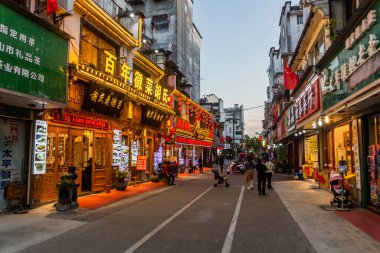 TUNXI, Çin - 28 Ekim 2019: Tunxi şehrinde alışveriş caddesi, Çin