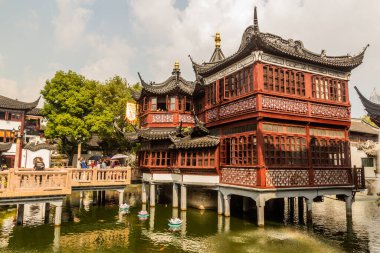 SHANGHAI, ÇİN - 24 Ekim 2019: Şangay, Çin 'deki Yuyuan Garden' da Yuyuan Gölü ortasındaki Pavilion Çay Evi