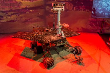 PRAG, CZECHIA - 10 Temmuz 2020: Çek Cumhuriyeti 'nin Prag kentindeki Cosmos Discovery Space Exhibition' da Mars keşif aracı modeli