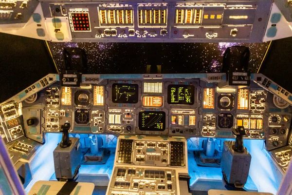 プラハ チェコ 2020年7月10日 チェコ共和国プラハのCosmos Discovery Space Exhibitionにおけるスペースシャトルコックピットモデル — ストック写真