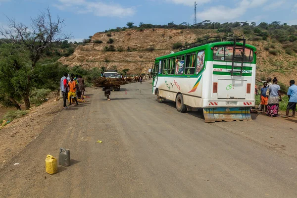 Omo Valley Ethiopia February 2020 Bus Waiting Road Block Omo — Stock Photo, Image