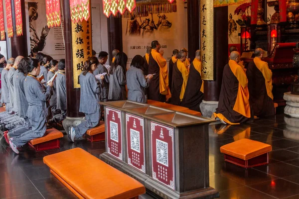 Shanghai Čína Října 2019 Modlitby Oddaných Chrámu Nefritového Buddhy Šanghaji — Stock fotografie